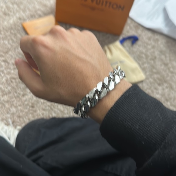 LV Cuban Chain Link Bracelet - Picture 5 of 7